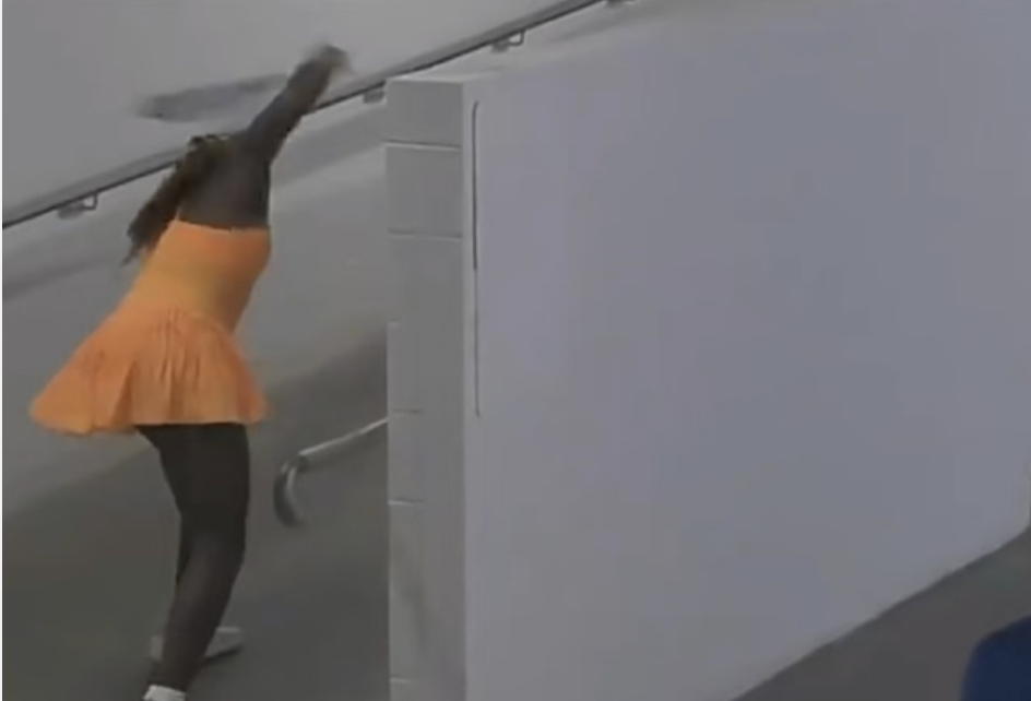 博鱼体育登录入口-“我要释放激情” 21岁高芙输乌克兰美女后暴走：连续怒砸7下球拍